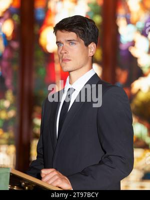 Sposo, uomo e pensiero o serio con l'attesa in chiesa, vetrate colorate o cerimonia con abito elegante. Matrimonio, persona e faccia con premuroso per Foto Stock