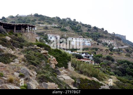 Il villaggio di montagna di NAS. Sul bordo del canyon Chalaris, sulla costa settentrionale dell'Ikaria, una "zona blu" nelle isole greche, in Grecia. Foto Stock