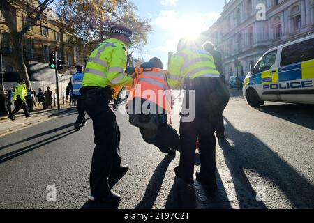 Londra, Regno Unito. 23 novembre 2023. Basta fermare i manifestanti del petrolio marciano da Trafalgar Square verso Downing Street, dove iniziano a protestare e vengono arrestati. Crediti: Matthew Chattle/Alamy Live News Foto Stock