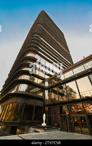 Madrid, Spagna, 18 novembre 2023, logo della banca BBVA sull'emblematica torre Castellana 81, precedentemente nota come Torre del Banco Bilbao Foto Stock
