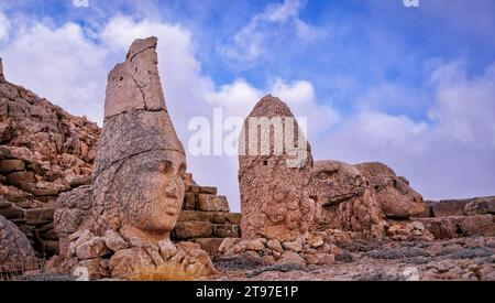 Antiche statue in rovina all'alba sul monte Nemrut in Turchia. Antico Regno di Commagene nel sud-est della Turchia. Foto Stock