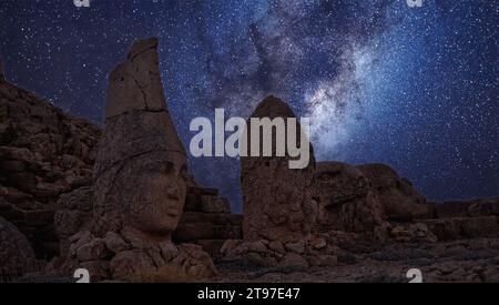 Antiche statue in rovina all'alba sul monte Nemrut in Turchia. Antico Regno di Commagene nel sud-est della Turchia. Foto Stock