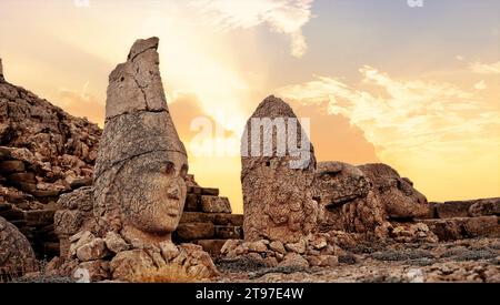 Antiche statue in rovina all'alba sul monte Nemrut in Turchia. Antico Regno di Commagene nel sud-est della Turchia. Foto Stock