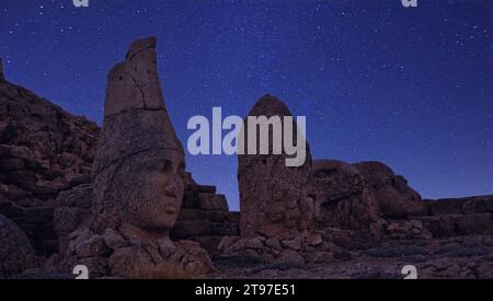 Antiche statue in rovina all'alba sul monte Nemrut in Turchia. Antico Regno di Commagene nel sud-est della Turchia. Foto Stock