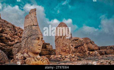 Antiche statue in rovina all'alba sul monte Nemrut in Turchia. Antico Regno di Commagene nel sud-est della Turchia. Foto Stock