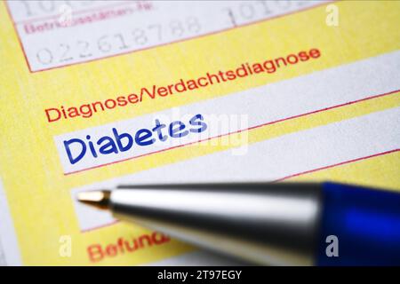 FOTOMONTAGE, Ärztlicher Überweisungsschein mit diagnosticare il diabete *** FOTOMONTAGGIO, modulo di riferimento medico con diagnosi di diabete credito: Imago/Alamy Live News Foto Stock