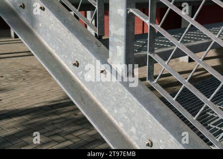 scala antincendio, passaggio pedonale per uscita di emergenza. particolare struttura in acciaio inox zincato, con dettaglio delle travi in acciaio e t Foto Stock