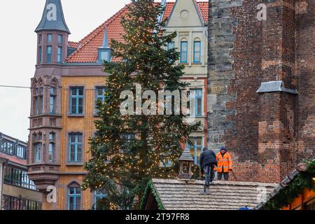 Niedrsachsen, Hannover, Aufbau Weihnachtsmarkt an der Marktkirche, Der Weihnachtsmarkt findet vom 27.11. bis 22.12.22 in der Zeit von 11:00 bis 21:00 Uhr statt, *** bassa Sassonia, Hannover, mercatino di Natale alla Marktkirche, il mercatino di Natale si svolge dal 27 11 al 22 12 22 nel tempo dalle 11 00 alle 21 00 oclock, credito: Imago/Alamy Live News Foto Stock