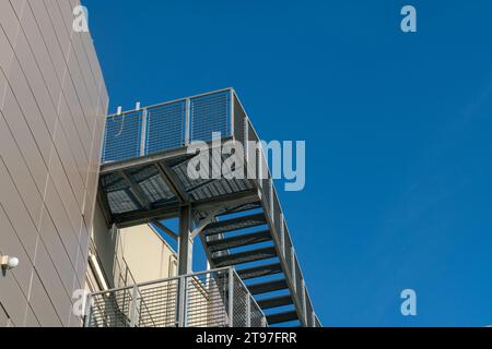 scala antincendio, passaggio pedonale per uscita di emergenza. particolare struttura in acciaio inox zincato, con dettaglio delle travi in acciaio e t Foto Stock