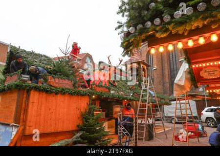 Niedrsachsen, Hannover, Aufbau Weihnachtsmarkt an der Marktkirche, Der Weihnachtsmarkt findet vom 27.11. bis 22.12.22 in der Zeit von 11:00 bis 21:00 Uhr statt, *** bassa Sassonia, Hannover, mercatino di Natale alla Marktkirche, il mercatino di Natale si svolge dal 27 11 al 22 12 22 nel tempo dalle 11 00 alle 21 00 oclock, credito: Imago/Alamy Live News Foto Stock