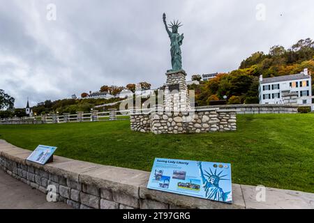 Lady Liberty, donata nel 1950 dai Boy Scouts of America. Motto: "Rafforzare il braccio della libertà". 200 delle statue sono state donate alle comunità in 39 stati. La statua sull'isola di Mackinac è l'unica donata allo stato del Michigan. Salvare Lady Liberty. Campagna di raccolta fondi per la conservazione della Statua della libertà a Mackinac Island, una piccola copia dell'originale di New York. Mackinac Island, Michigan, Stati Uniti Foto Stock