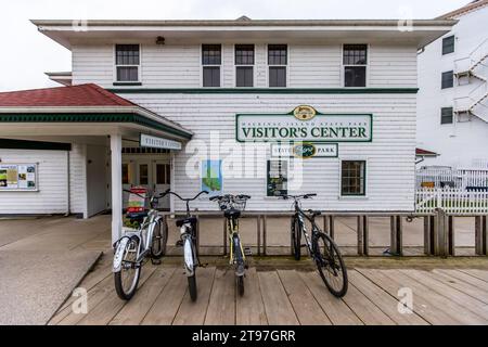 Centro visitatori sulla Main Street con le biciclette parcheggiate qui i visitatori possono ottenere informazioni su tutte le attrazioni del Mackinac Island State Park. Mackinac Island, Michigan, Stati Uniti Foto Stock