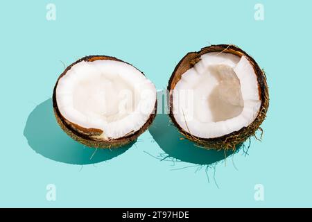 Cocco tagliato a metà su sfondo blu Foto Stock