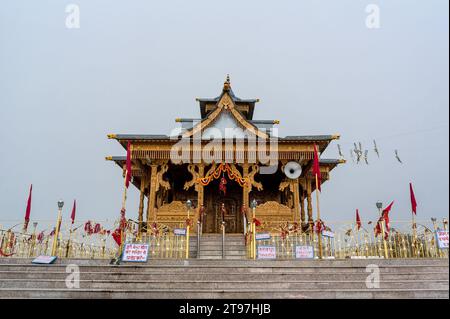 HATU PEAK, INDIA - 22 LUGLIO 2013: Tempio Hatu Mata sulla cima del picco Hatu in India vicino a Narkanda Foto Stock