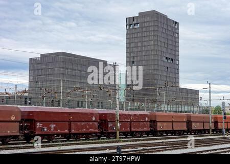 LUBIANA, SLOVENIA - 17 APRILE 2014 Cargo train della compagnia croata HZ Cargo a Lubiana, Slovenia con la casa commerciale nera Situla realizzata da Bevk P. Foto Stock