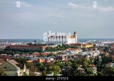 BRATISLAVA, SLOVACCHIA - 6 SETTEMBRE 2014: Castello bianco di Bratislava dopo la ricostruzione al tramonto Foto Stock