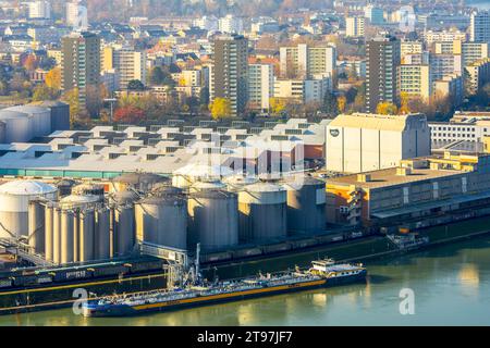 Veduta elevata del distretto industriale di Birsfelden, Canton Basilea-Land, Svizzera. Foto Stock