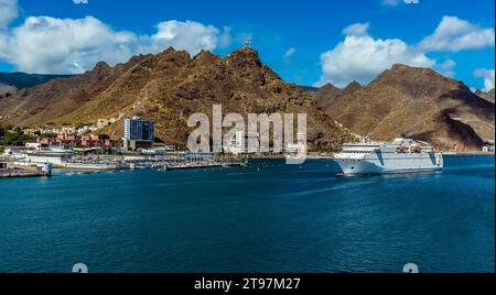 Una vista lungo la costa di Santa Cruz, Tenerife in una giornata di sole Foto Stock