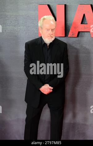 Il regista britannico, Sir Ridley Scott, Ridley Scott, ha posato per i media durante la première del film Napoleón al Museo del Prado di Madrid Foto Stock