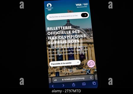 Parigi, Francia. 23 novembre 2023. Questa immagine mostra una persona che visita il sito ufficiale dei Giochi Olimpici di Parigi 2024 per acquistare i biglietti il 23 novembre 2023 a Parigi, Francia - foto Matthieu Mirville/DPPI credito: DPPI Media/Alamy Live News Foto Stock