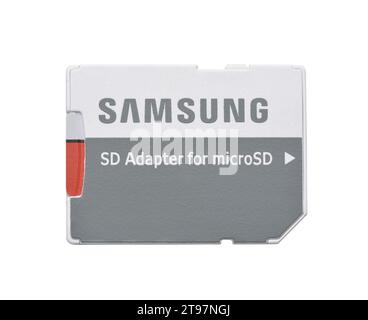 Samara, Russia - febbraio 2022. Vista frontale dell'adattatore SD Samsung per scheda microSD isolata su bianco Foto Stock