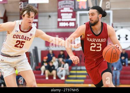 22 novembre 2023: La guardia dei Harvard Crimson Louis Lesmond (23) si dirige verso il basket mentre Parker Jones (25) difende durante il primo tempo il 22 novembre 2023 al Cotterell Court di Hamilton, NY. Rich Barnes/CSM Foto Stock