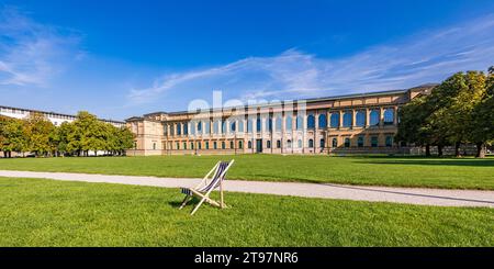 Germania, Baviera, Monaco, sedia a sdraio vuota di fronte al museo alte Pinakothek Foto Stock