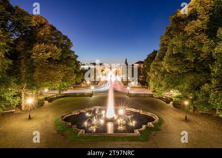 Germania, Baviera, Monaco, lunga esposizione della terrazza Prinzregent-Luitpold al tramonto Foto Stock