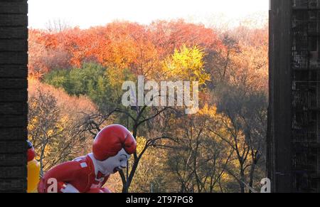 New York, Stati Uniti. 23 novembre 2023. La mongolfiera Ronald McDonald gira oltre Central Park sulla Sixth Avenue durante la Macy's Thanksgiving Day Parade 2023 a New York City giovedì 23 novembre 2023. Foto di John Angelillo/UPI Credit: UPI/Alamy Live News Foto Stock