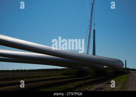 Germania, Renania-Palatinato, Flonheim, costruzione di grandi turbine eoliche Foto Stock