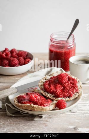 Shot di panini di farro con marmellata di lamponi Foto Stock