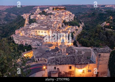 Italia, Sicilia, Modica, città vecchia vista dal Duomo di San Giorgio al tramonto Foto Stock