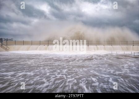 Regno Unito, Scozia, North Berwick, lunga esposizione di onde che si infrangono sul muro del porto durante Storm Babet Foto Stock