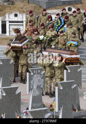 Leopoli, Ucraina - 9 marzo 2022: I militari trasportano bare durante i funerali dei militari ucraini uccisi durante l'invasione russa dell'Ucraina, a Lychaki Foto Stock