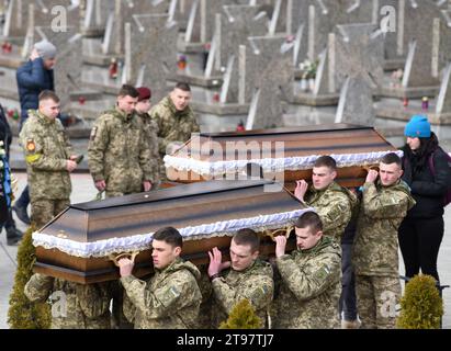 Leopoli, Ucraina - 9 marzo 2022: I militari trasportano bare durante i funerali dei militari ucraini uccisi durante l'invasione russa dell'Ucraina, a Lychaki Foto Stock