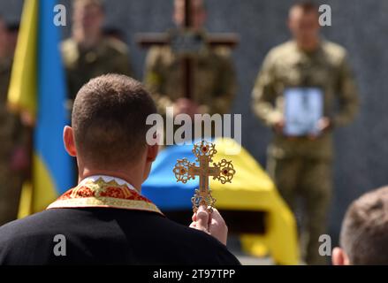 Leopoli, Ucraina - 16 maggio 2022: Un funerale di militari ucraini uccisi durante l'invasione russa dell'Ucraina, nel cimitero di Licakiv nella città di Leopoli. Foto Stock