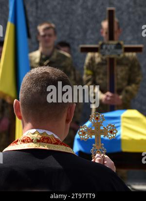 Leopoli, Ucraina - 16 maggio 2022: Un funerale di militari ucraini uccisi durante l'invasione russa dell'Ucraina, nel cimitero di Licakiv nella città di Leopoli. Foto Stock