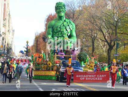 New York City, Stati Uniti. 23 novembre 2023. I Broadway Cast of Shucked sono visti su un carro da parata all'annuale Macy's Thanksgiving Day Parade a Mid-Manhattan, New York City. Credito: Ryan Rahman/Alamy Live News Foto Stock