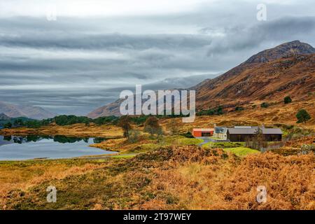 Glen Affric Cannich Scozia vista autunnale degli edifici della tenuta North Affric Foto Stock