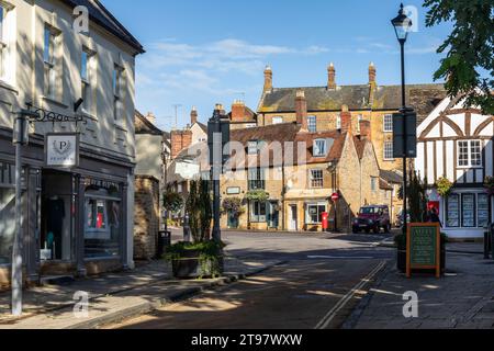 Cheap Street e The Green nella pittoresca città di mercato di Sherborne, Dorset, Inghilterra, Regno Unito. Foto Stock