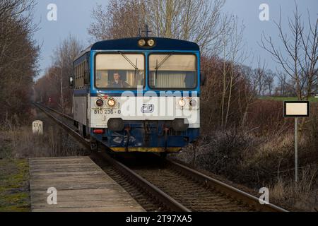 České dráhy (Ferrovie ceche) piccolo treno diesel (modello Motorový vůz 811) che arriva alla stazione di Dobrovíz Foto Stock