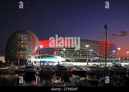 Abu Dhabi, Abu Dhabi. 23 novembre 2023. Atmosfera del circuito. Formula 1 World Championship, Rd 23, Abu Dhabi Grand Prix, giovedì 23 novembre 2023. Circuito Yas Marina, Abu Dhabi, Emirati Arabi Uniti. Crediti: James Moy/Alamy Live News Foto Stock