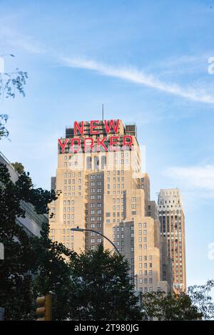 Il cartello del New Yorker Hotel, Eighth Avenue, Manhattan, New York City, Stati Uniti d'America. Foto Stock