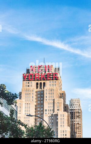 Il cartello del New Yorker Hotel, Eighth Avenue, Manhattan, New York City, Stati Uniti d'America. Foto Stock