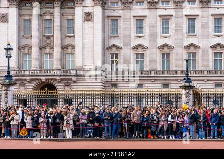 La folla si riunisce per assistere alla cerimonia del cambio della guardia a Buckingham Palace, Londra, Regno Unito Foto Stock