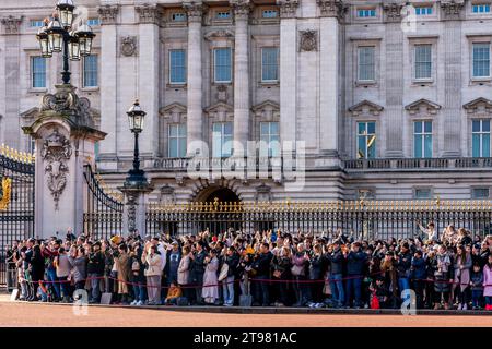 I visitatori che scattano fotografie della cerimonia del cambio della guardia a Buckingham Palace, Londra, Regno Unito Foto Stock