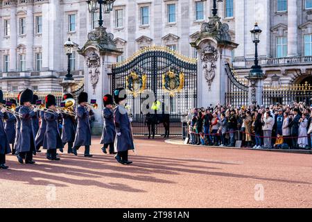 La Band of the Coldstream Guards partecipa alla cerimonia del cambio della guardia a Buckingham Palace, Londra, Regno Unito Foto Stock