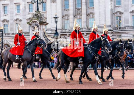 I soldati a cavallo della Guardia del Re prendono parte alla cerimonia del cambio della Guardia a Buckingham Palace, Londra, Regno Unito Foto Stock