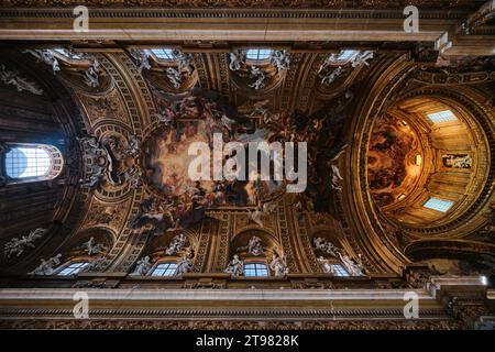 Roma, Italia - 4 novembre 2023: Famoso dipinto nel soffitto della chiesa di Gesu (Chiesa del Gesu) - Trionfo del nome di Gesù Foto Stock