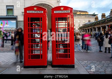 Due cabine telefoniche rosse tradizionali a Covent Garden, Londra, Regno Unito Foto Stock